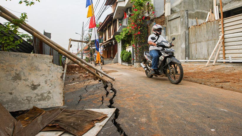 Pipa Air Pecah, Jalan Gudang Air Ciracas Retak Sepanjang 15 Meter - Bagian 1