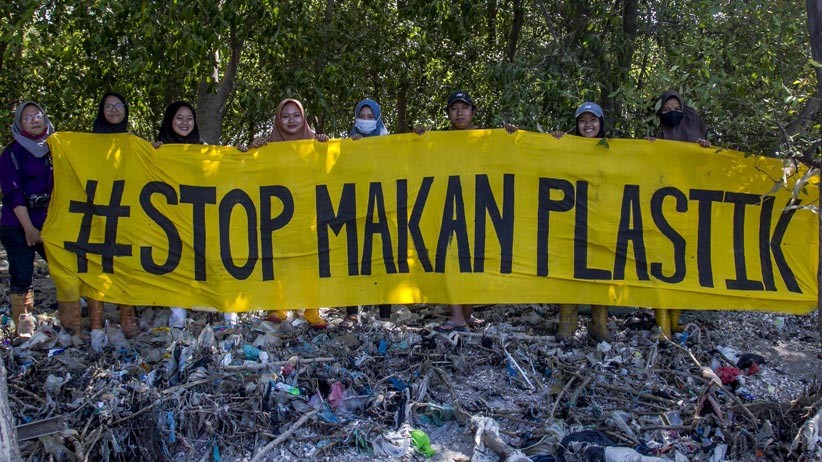 Relawan Sungai Nusantara Bebaskan Mangrove dari Sampah Plastik - Bagian 5