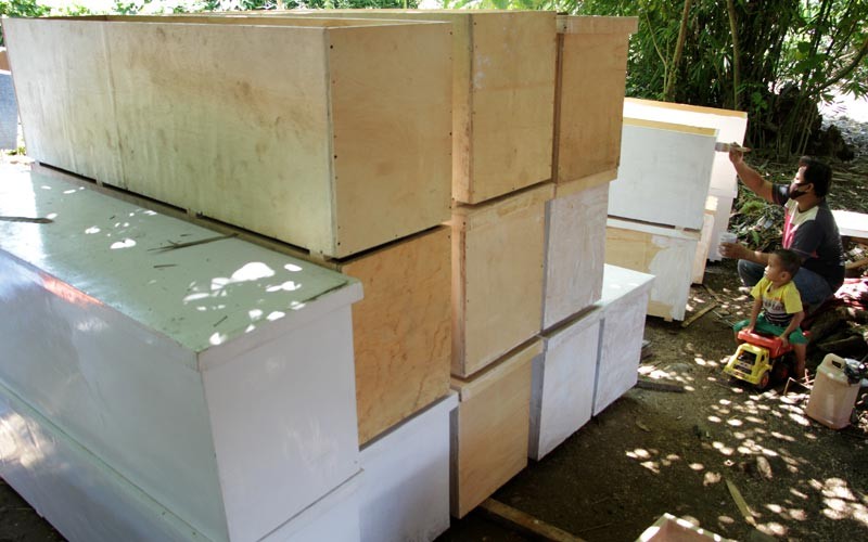 Relawan di Kabupaten Gowa Membuat Peti Mati Gratis untuk Jenazah COVID-19   - Bagian 2