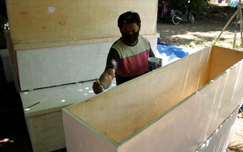 Relawan di Kabupaten Gowa Membuat Peti Mati Gratis untuk Jenazah COVID-19   - Bagian 1