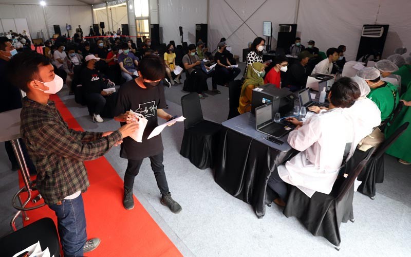 Warga Ikuti Vaksinasi Covid-19 Dosis Kedua di Sentra Vaksinasi MNC Studios - Bagian 3