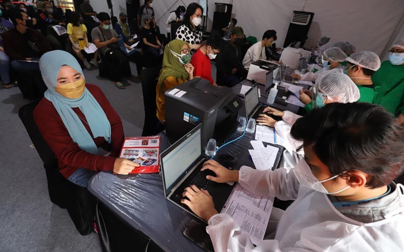 Warga Ikuti Vaksinasi Covid-19 Dosis Kedua di Sentra Vaksinasi MNC Studios - Bagian 4