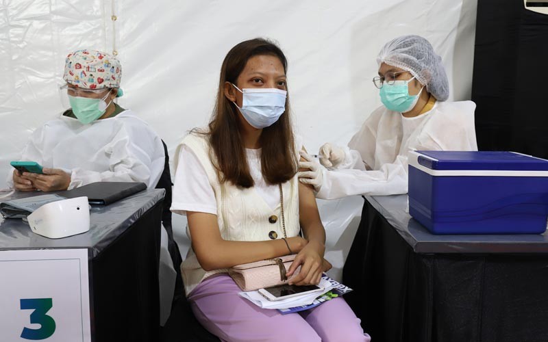 Warga Ikuti Vaksinasi Covid-19 Dosis Kedua di Sentra Vaksinasi MNC Studios - Bagian 2