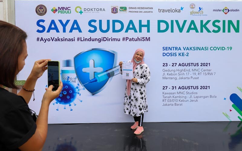 Warga Ikuti Vaksinasi Covid-19 Dosis Kedua di Sentra Vaksinasi MNC Studios - Bagian 6