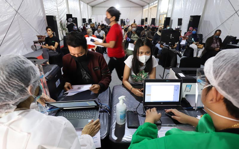 Warga Ikuti Vaksinasi Covid-19 Dosis Kedua di Sentra Vaksinasi MNC Studios - Bagian 5