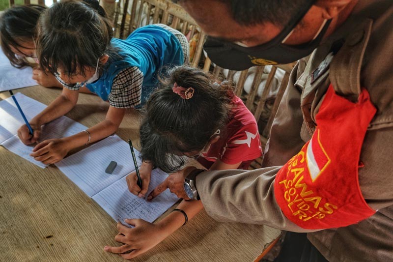 Dirikan Tempat Belajar di Kuburan, Begini Kepedulian Aiptu Paleweri Terhadap Anak Miskin  - Bagian 3