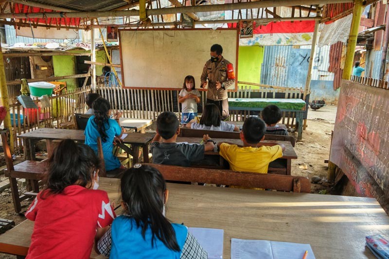 Dirikan Tempat Belajar di Kuburan, Begini Kepedulian Aiptu Paleweri Terhadap Anak Miskin  - Bagian 2