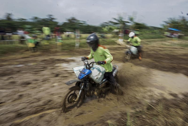 Ini Potret Keseruan Balap Motor Gabah di Kabupaten Batang - Bagian 1