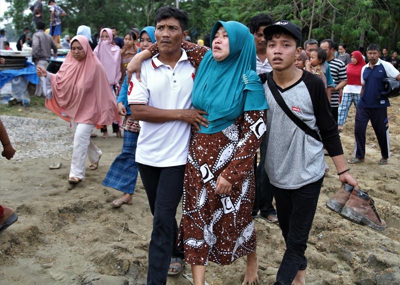 Mobil Terjungkal dari Atas Rakit di Sungai Konaweha, 3 Orang Meninggal - Bagian 2
