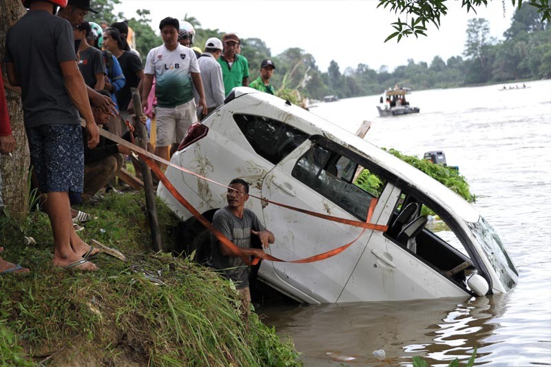 Mobil Terjungkal dari Atas Rakit di Sungai Konaweha, 3 Orang Meninggal - Bagian 1