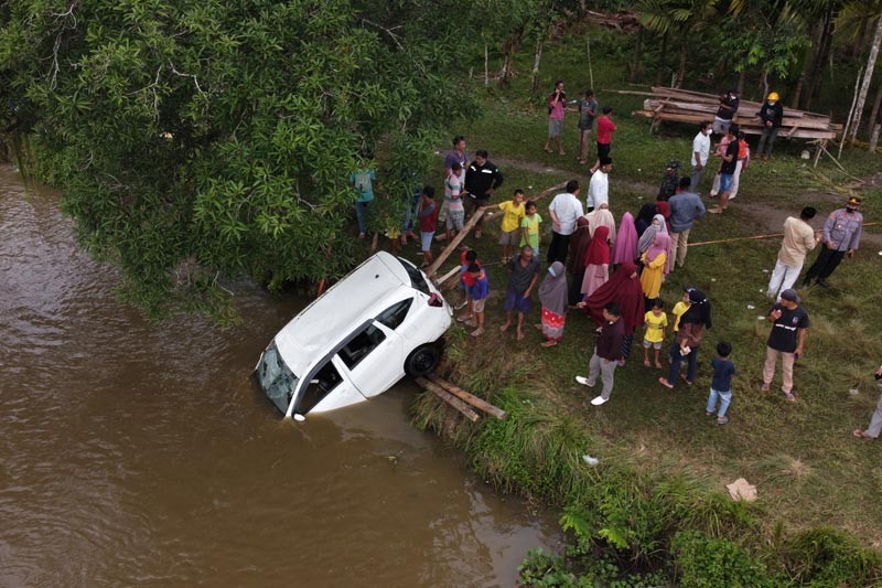 Mobil Terjungkal dari Atas Rakit di Sungai Konaweha, 3 Orang Meninggal - Bagian 3