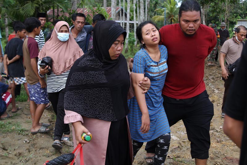 Mobil Terjungkal dari Atas Rakit di Sungai Konaweha, 3 Orang Meninggal - Bagian 4