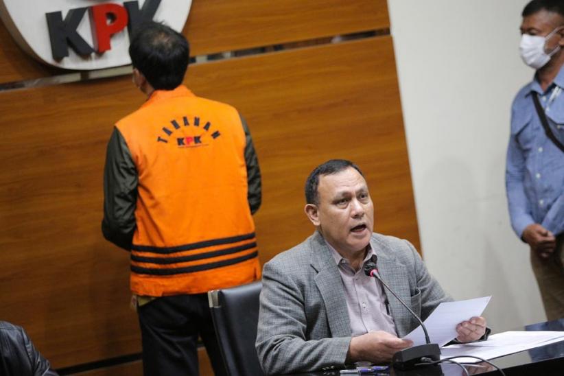  Memakai Rompi Oranye, Wakil Ketua DPR Azis Syamsuddin Resmi Ditahan KPK - Bagian 4