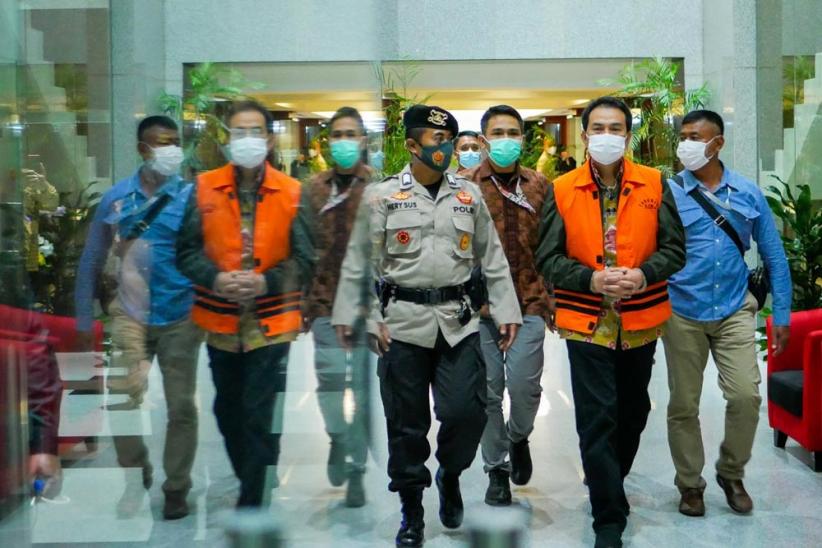  Memakai Rompi Oranye, Wakil Ketua DPR Azis Syamsuddin Resmi Ditahan KPK - Bagian 3