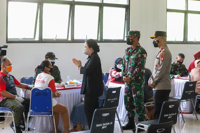Puan Maharani Tinjau Pelaksanaan Vaksinasi di Permukiman Padat Penduduk Tegal Alur  - Bagian 4