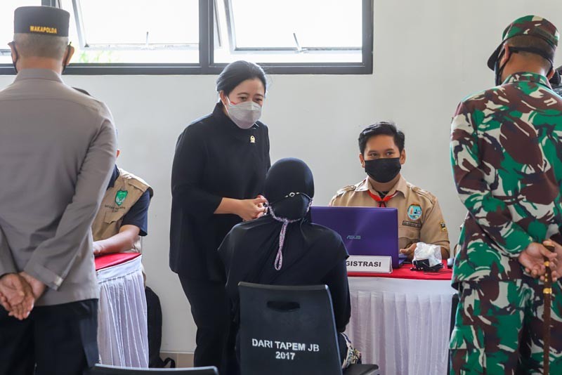 Puan Maharani Tinjau Pelaksanaan Vaksinasi di Permukiman Padat Penduduk Tegal Alur  - Bagian 3