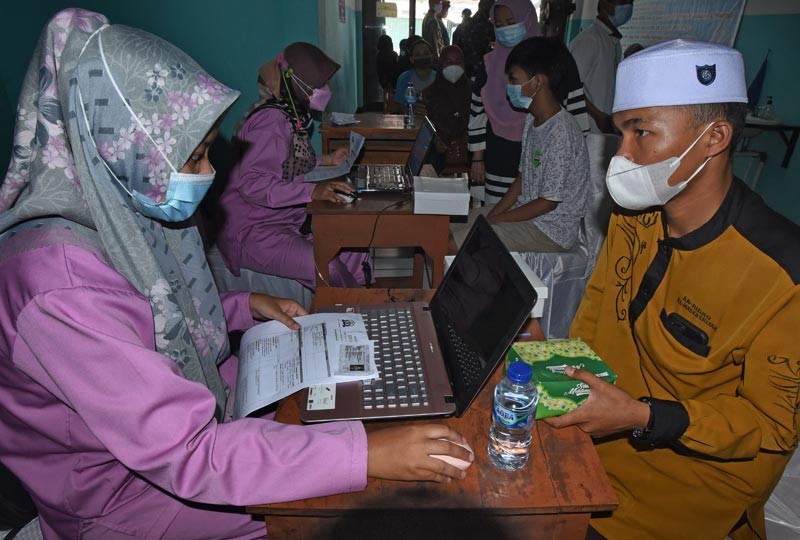 Ratusan Santri dan Pengurus Masjid Ikuti Vaksinasi COVID-19 di Serang - Bagian 2